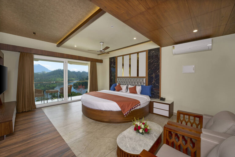 Eve Munnar, Jaccuzzi Suite with Lake View 1