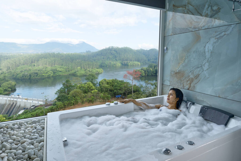 Eve Munnar, Jaccuzzi Suite with Lake